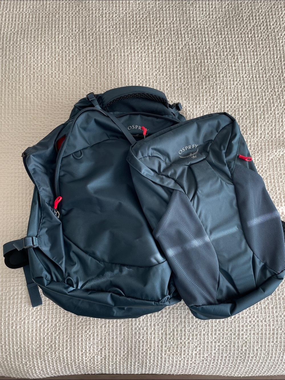 OSPREY Men's Dark Blue Backpack with Red Accents and Detachable Pack
